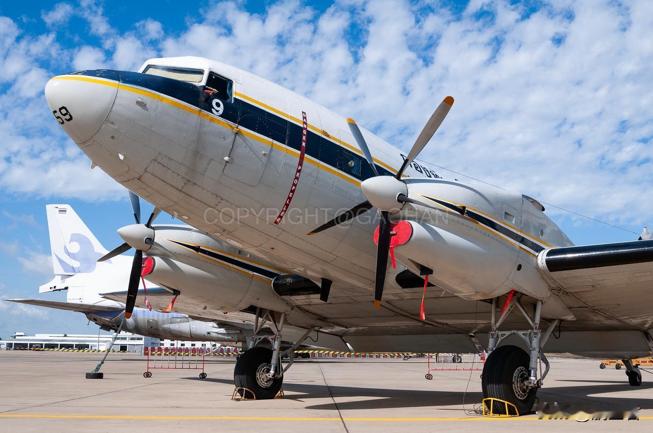 其实泰国空军的DC-3已经不能再被称作“DC-3”了，因为它的发动机和主翼都做了