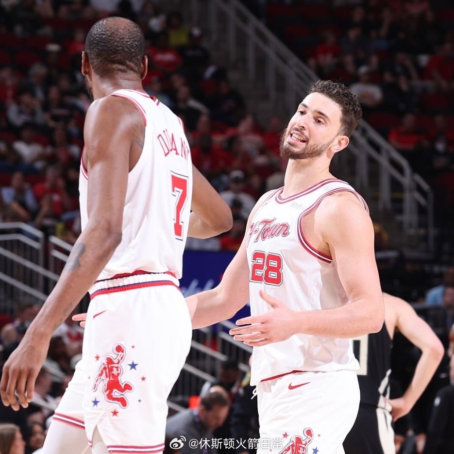 记者提到对阵湖人时包夹杜兰特给他们造成了很多麻烦，但最近的比赛处理得很好，对此申