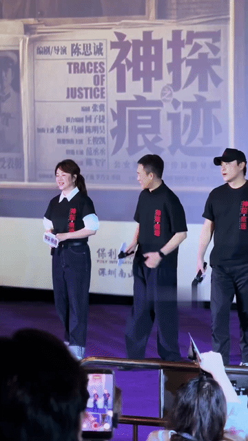 陈思诚一脸懵圈的看着张译和马丽夸张的互让C位，他应该会想:我是不配站C位吗？……
