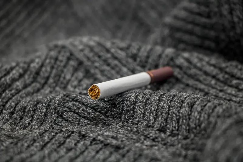 上联：香烟不解红尘苦
下联：烈酒难消世事愁