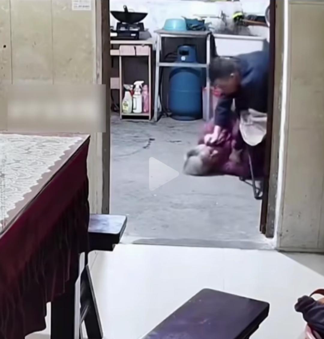 真狠！亲儿子暴打自己93岁的老母亲！

近日江苏常州，一位93岁的老母亲和儿子发