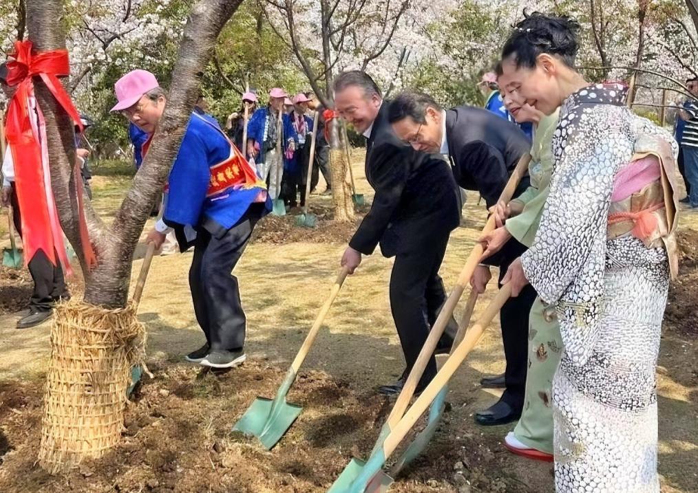 日本想来中国

近日，日本方面透露，无论是日本官方还是民间团体，并没有受邀参加今