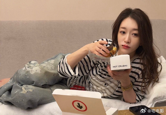 李小冉凌晨3点还在吃蛋挞爱吃甜食还保持好身材，天赋加持，旁人真的模仿不来。 