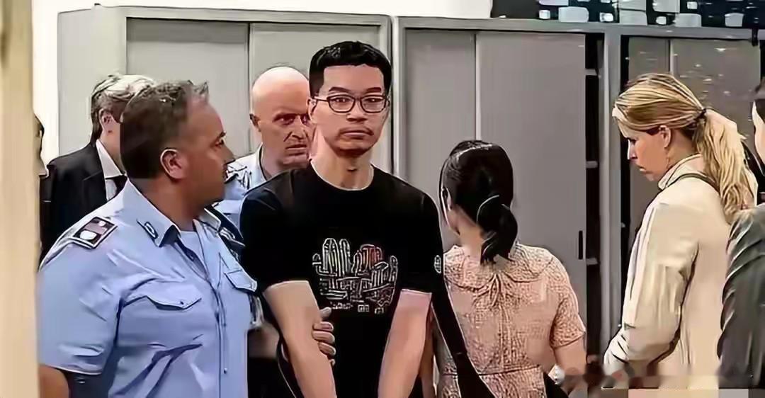中国芯片工程师徐泽伟夫妻去意大利旅游被意大利逮捕并被引渡到美国接受美国审判。
这
