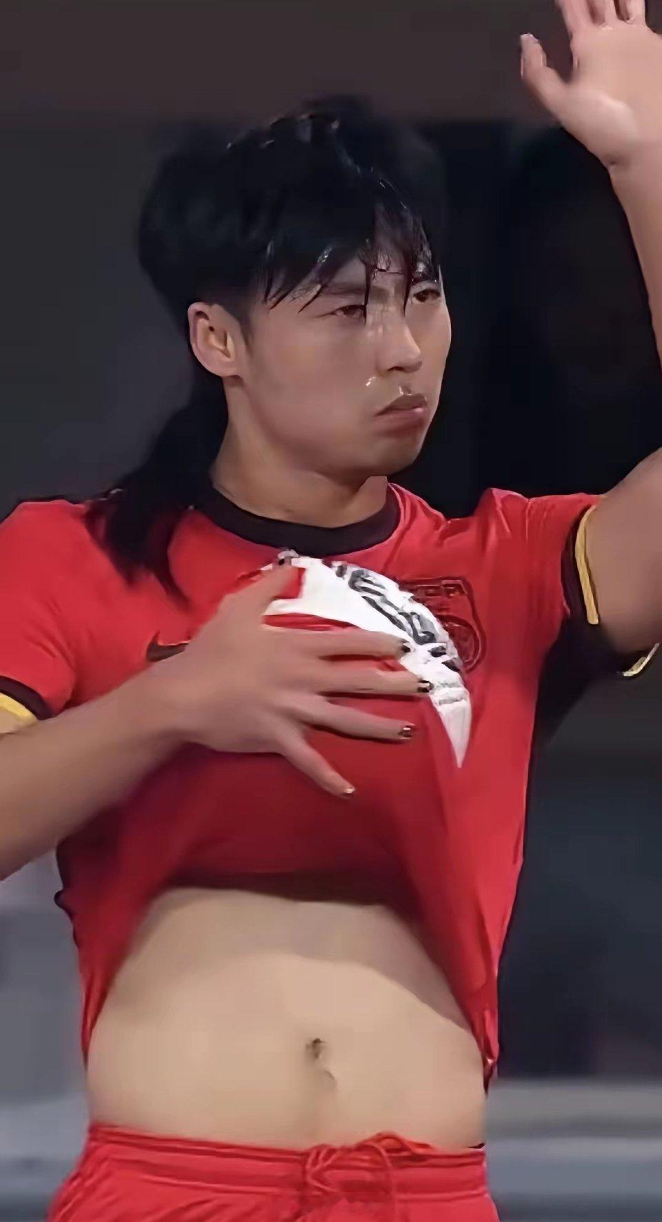 我想知道这个留着小辫儿，抹着指甲盖儿的小娘子是如何入选国家队的？ 