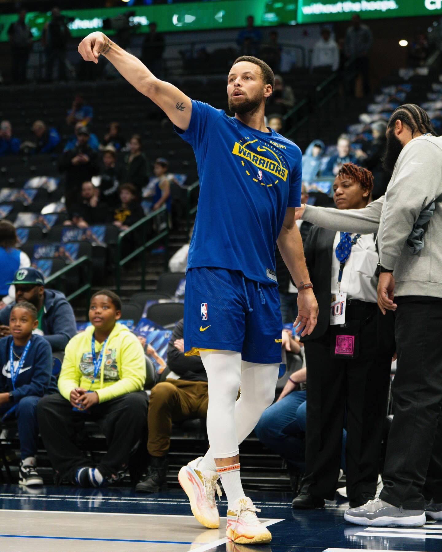 库里穿安踏了！板鞋Hélà Style Roots。手里拎着的应该是今晚的比赛战