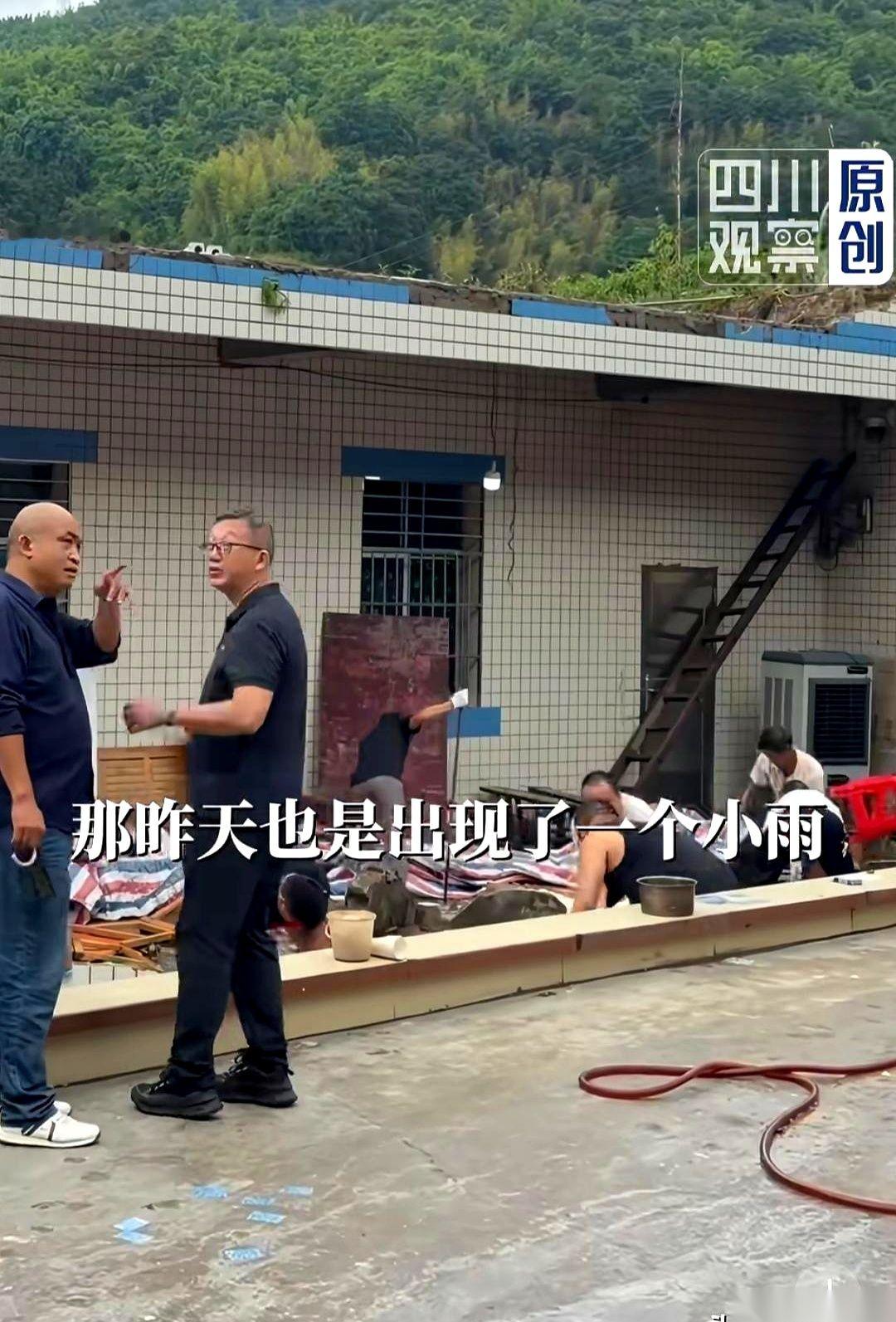 很多人都刷到过那个升学宴上，“女儿墙”突然塌掉的视频。
都以为是雨棚积水太多，或