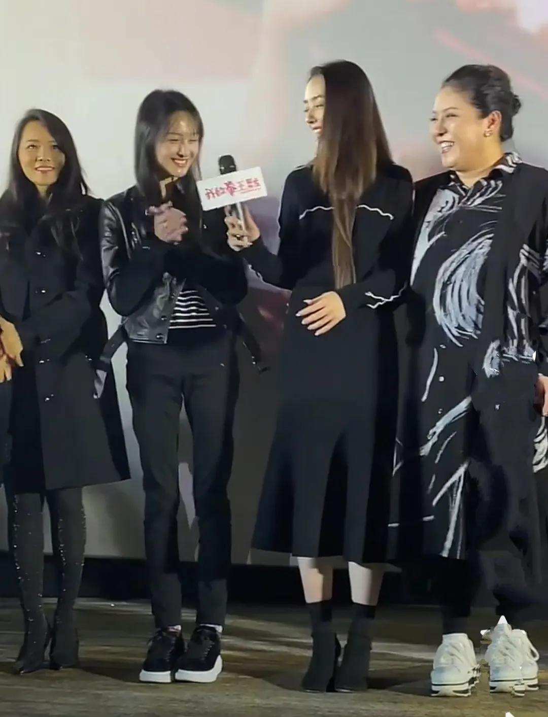 旁边站站着的是伊能静和某爽？

没想到站在郭碧婷旁边像工作人员

不仔细看都不知