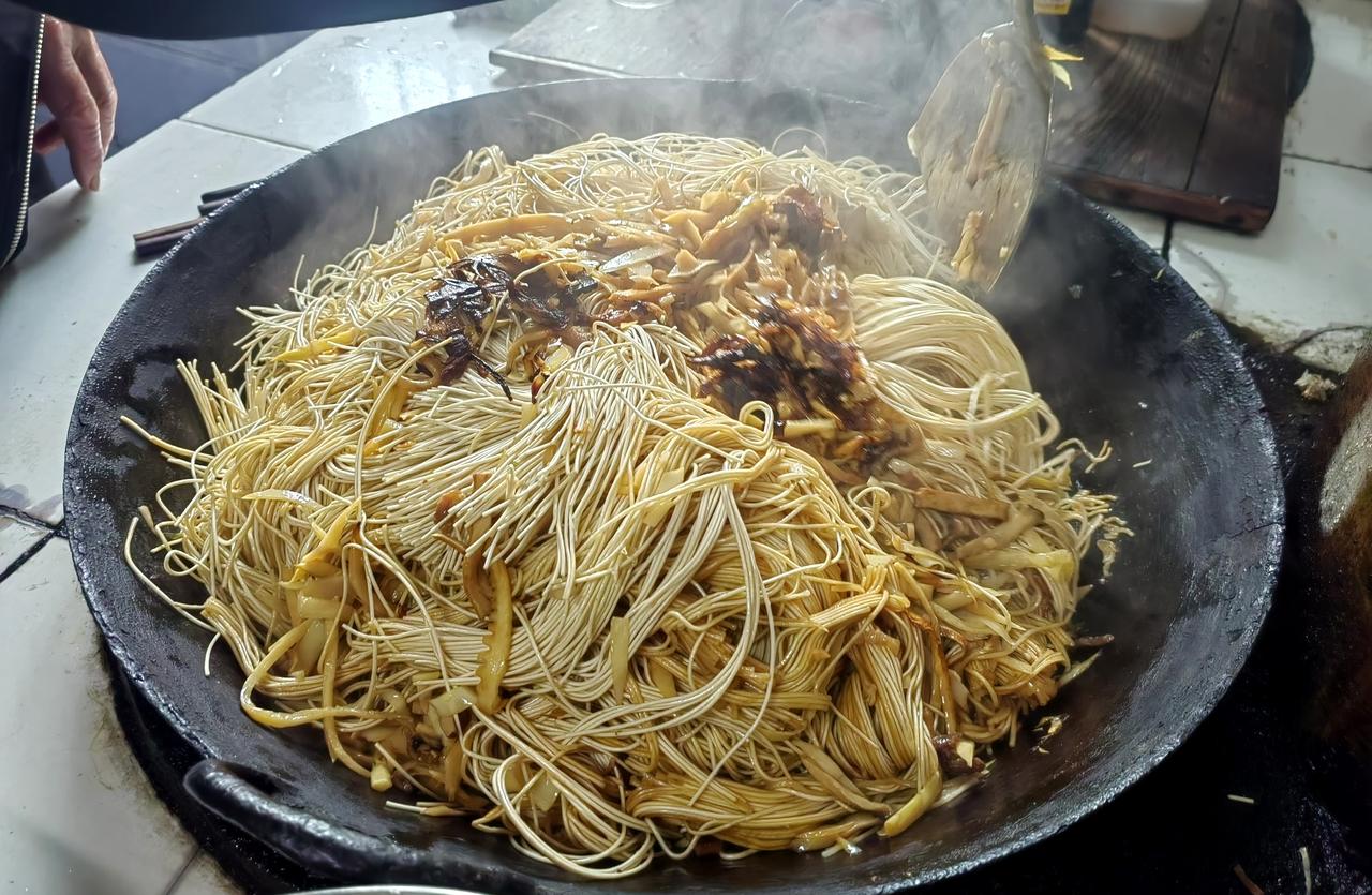 【原创】
又是去碧山吃阿姨炒面的一天
春笋，腊肉，豆干，太香了