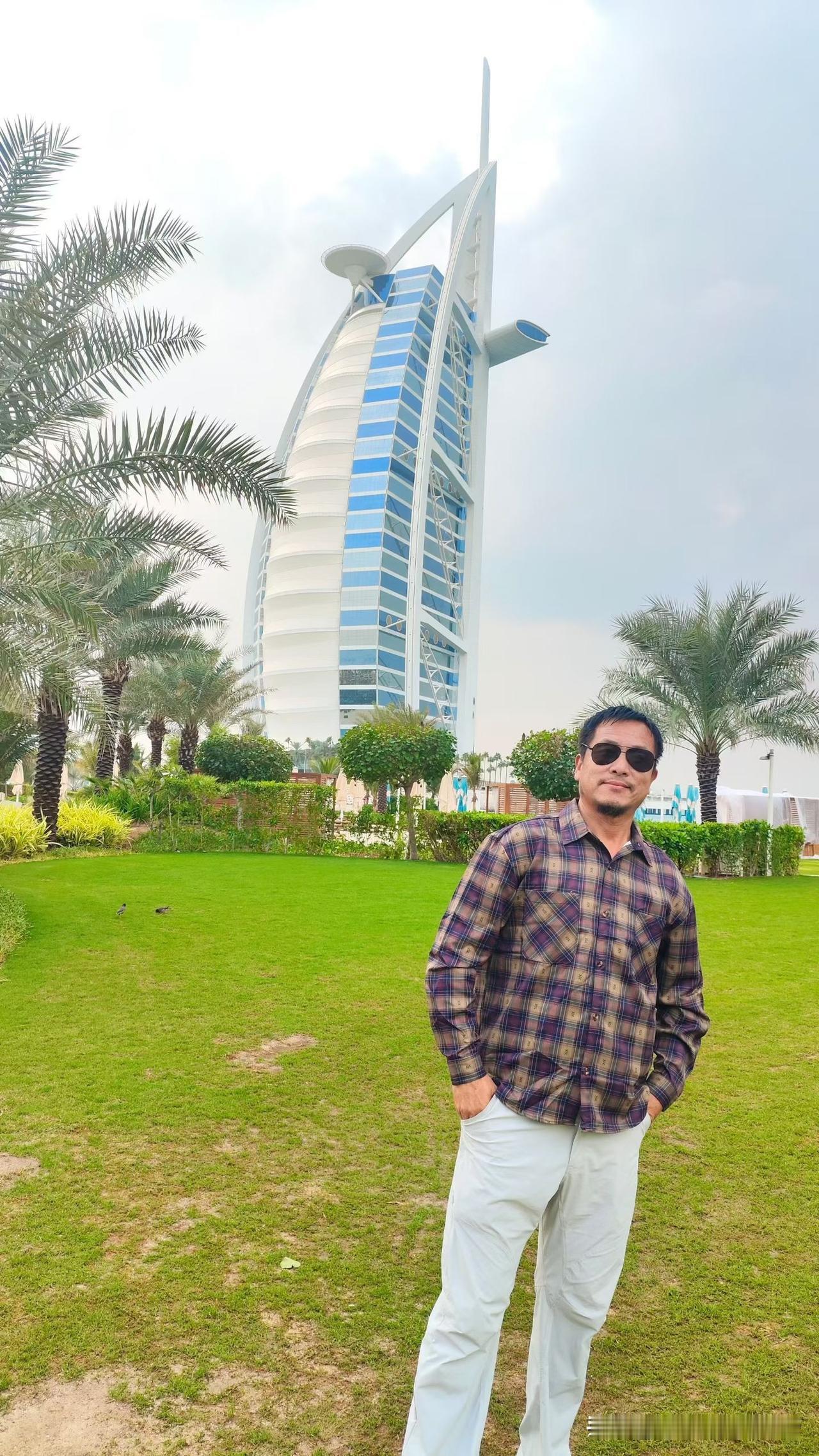 假装享受世界唯一七星级酒店的快乐时光！[偷笑]