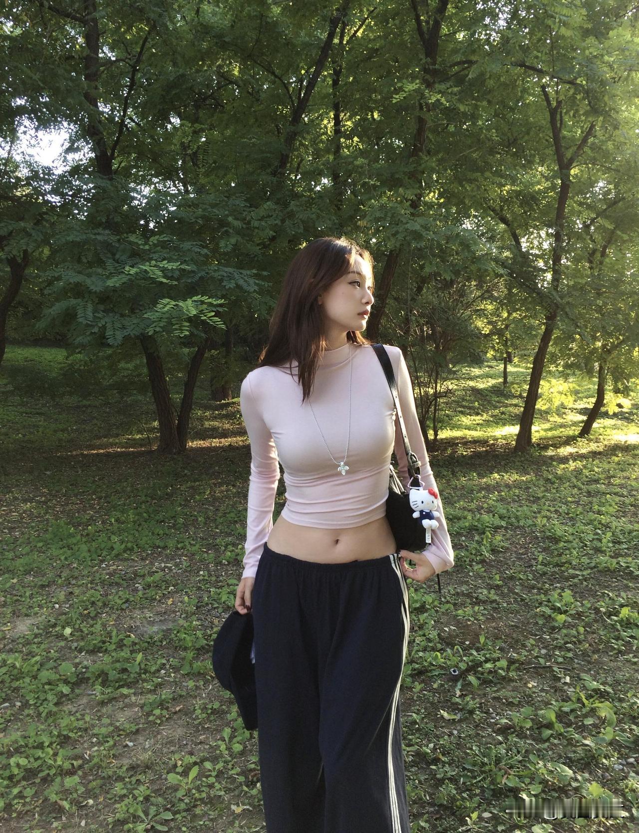 夏日清新穿搭，粉色上衣+黑色运动裤，轻松自在！🌞👗👖