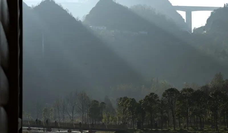 “地里耕田汉”这句上联，简直把田间劳作的画面活生生展现在眼前，那“树下读书郎”对