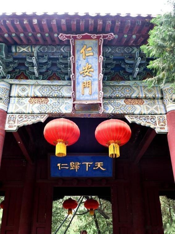 踏过岱庙中轴线的青石板，仁安门的千年余温扑面而来。它取《论语》“仁者安仁”之意，