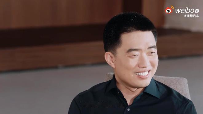 理想AI Talk 第二季开始了。问：“为什么DeepSeek不是你做的？”李想