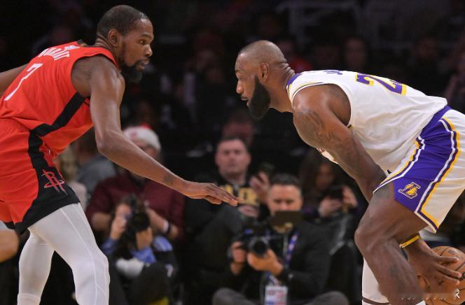 近日，火箭球星凯文·杜兰特接受了TA的采访。谈到和自己同期征战NBA的那些球员们