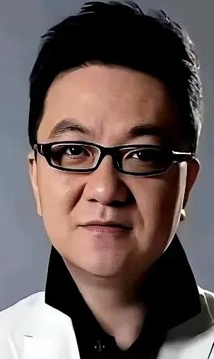 董路又开炮了，这次对准的是自己足球小将的家长。
起因挺简单：小球员李昊炎妈妈接受