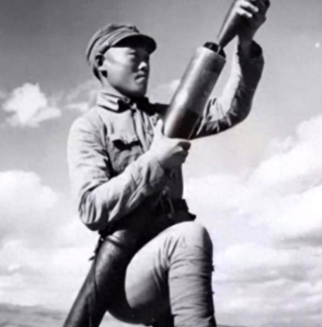 1945年，迫击炮手陈宝柳正在山上休整，突然发现不远处的榕树下聚着30多名日军和