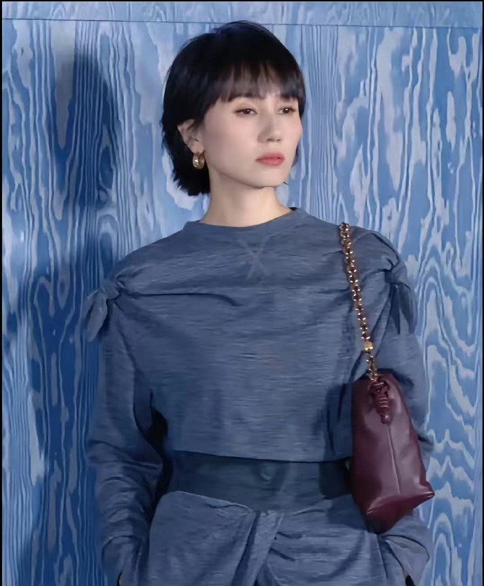 为什么她每次穿衣又不漏，看上去很高级又性感 