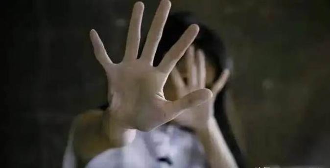 云南昭通：84岁失明老太被57岁男子侵害，男子竟称给了50元是自愿！法院判了！