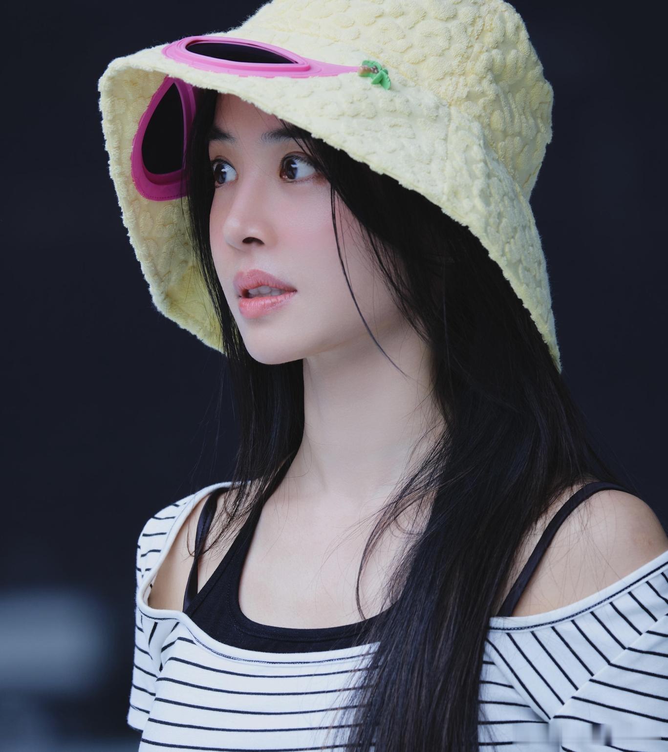 我侄女是一个歌手的助理，她见过蔡依林，她回来偷偷和我说，她说蔡依林是她见到真人让