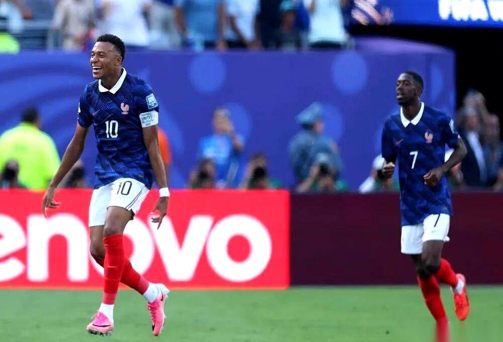 法国队3:0送走瑞典。
但全场九十分钟，镜头追的其实不是二十二个人，是一个影子—