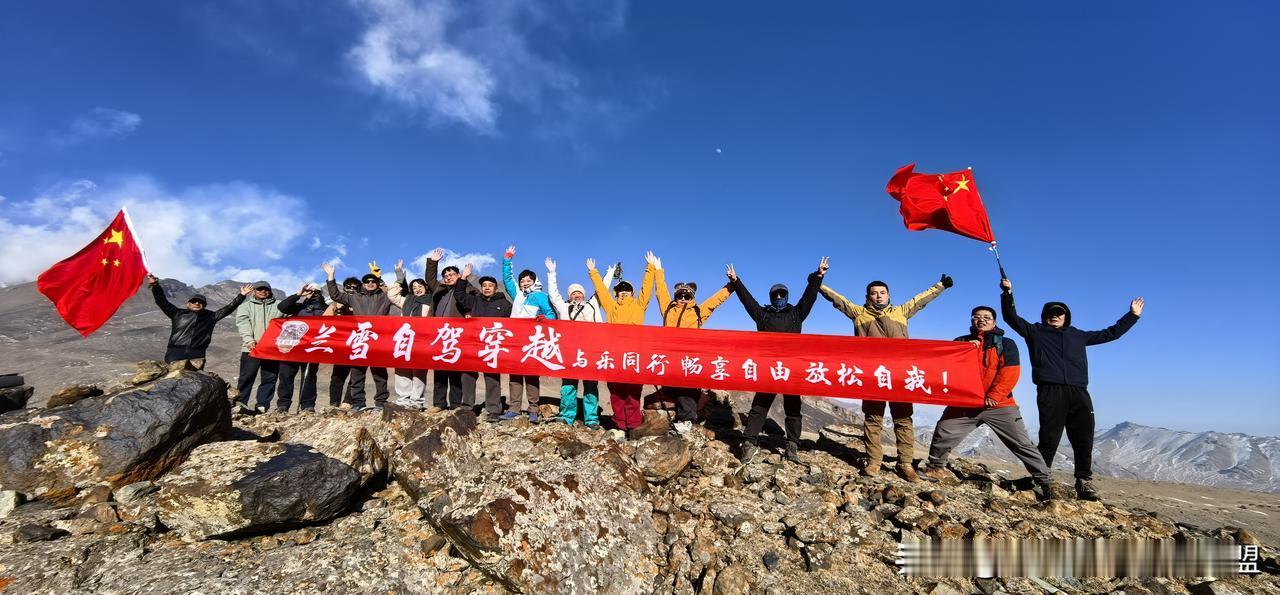 再聚冰塔林，赶在化雪的最后时期，去看冰川，这里也是离乌鲁木齐最近的冰川了，每年都