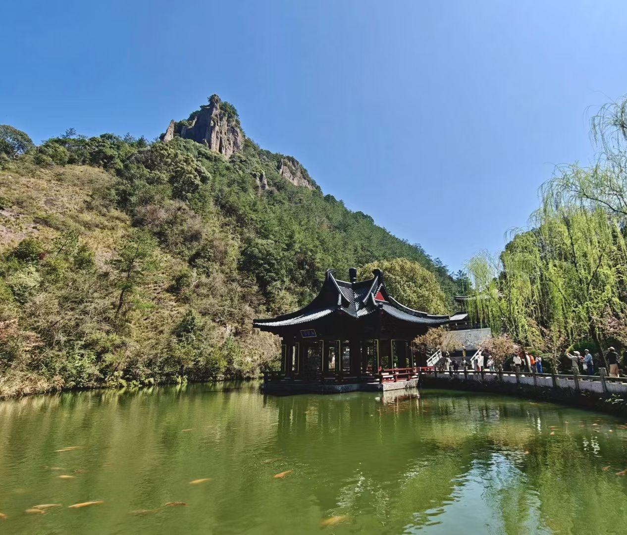 分享你随手拍的风景青山抱着绿水，古亭立在波心，锦鲤把春的影子搅碎，风过处，连光阴