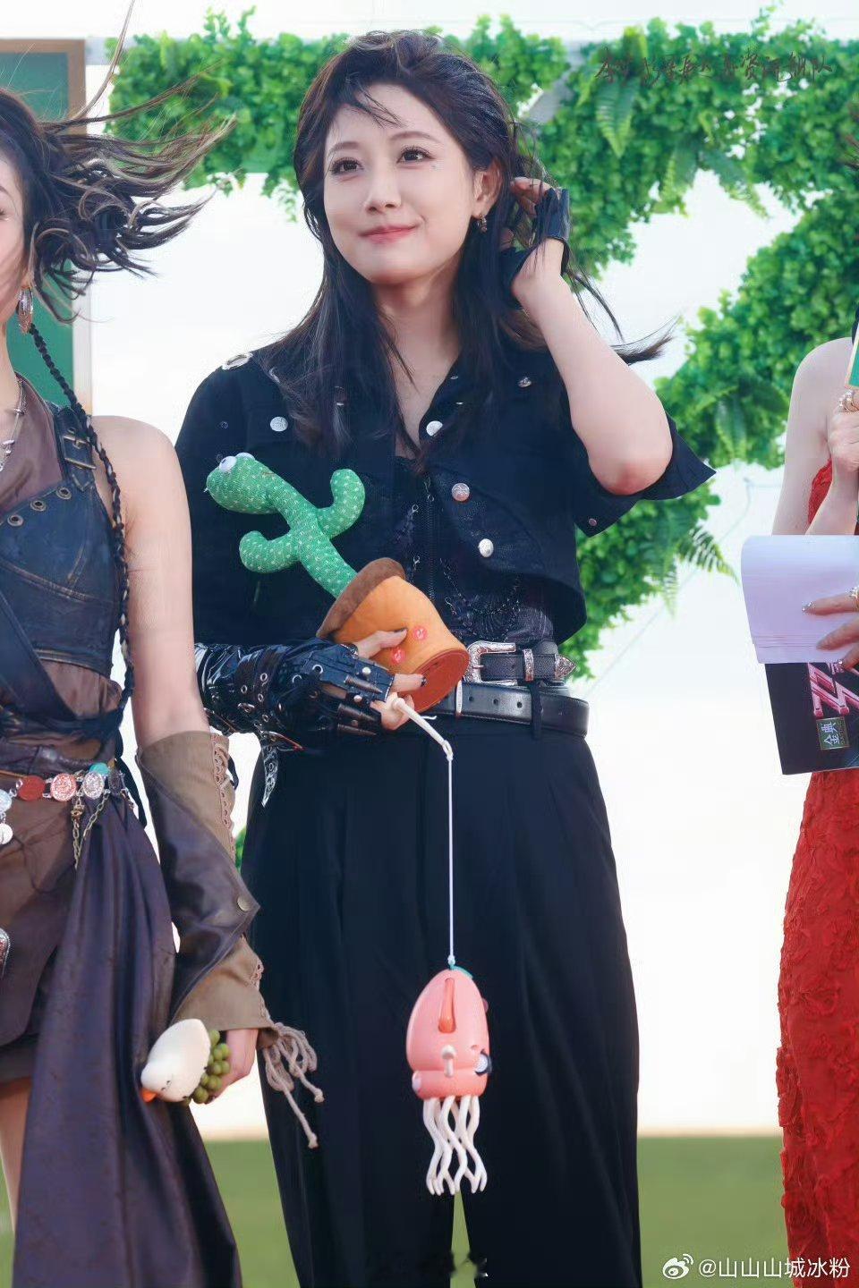 李艺彤太帅了 救命！李艺彤御姐气场直接拉满，浑身上下都是魅力，谁看了能不被她狠狠