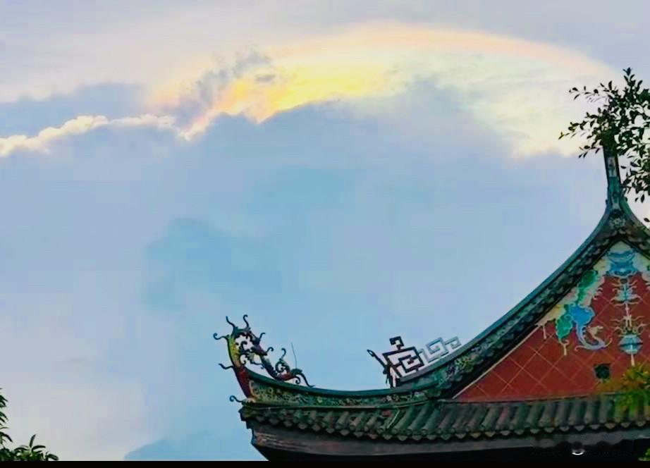 厦门天空突然出现七彩祥云，大自然的馈赠！

夏季，当太阳高度合适的时候，就很容易