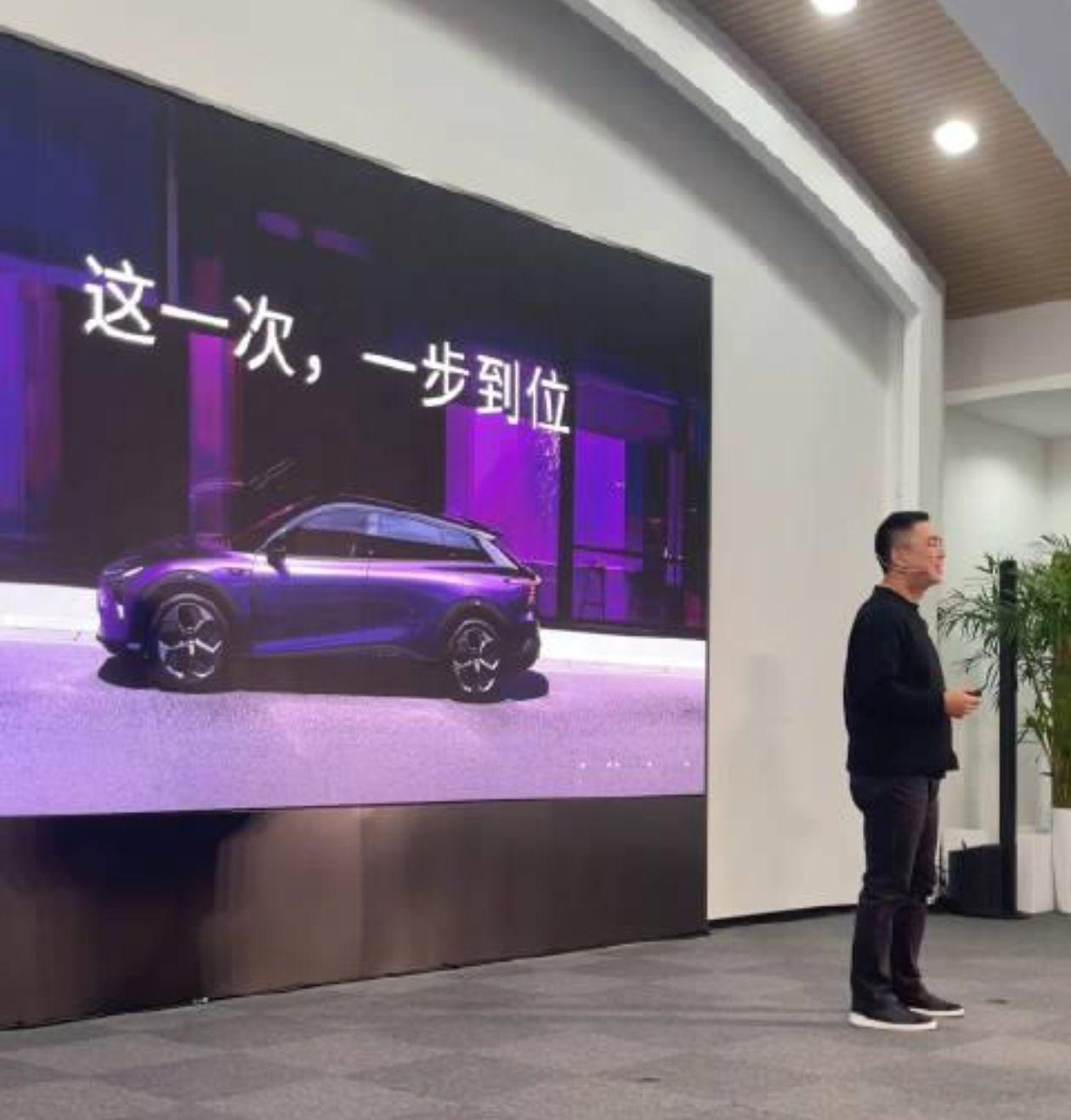 此前传的极越01降价确认了，今晚夏一平宣布全系降价3万，最低只要21.99万起，