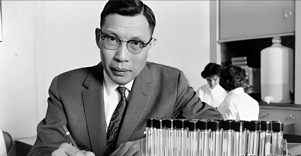 1950年春，北大一位教授悄悄把家里米缸加满了米，装出一副还要回来的样子。然后留