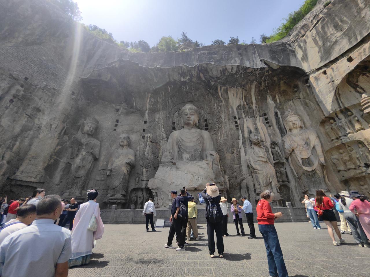 去过龙门石窟的朋友，站在伊河边上，面对那密密麻麻2300多个窟龛、10万余尊造像