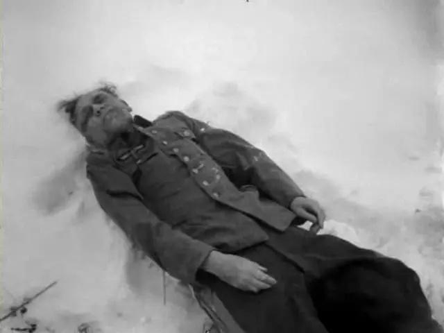 1944年2月，德军炮兵上将威廉·施特默曼的阵亡照，遗体躺在雪堆之中，一个月前施