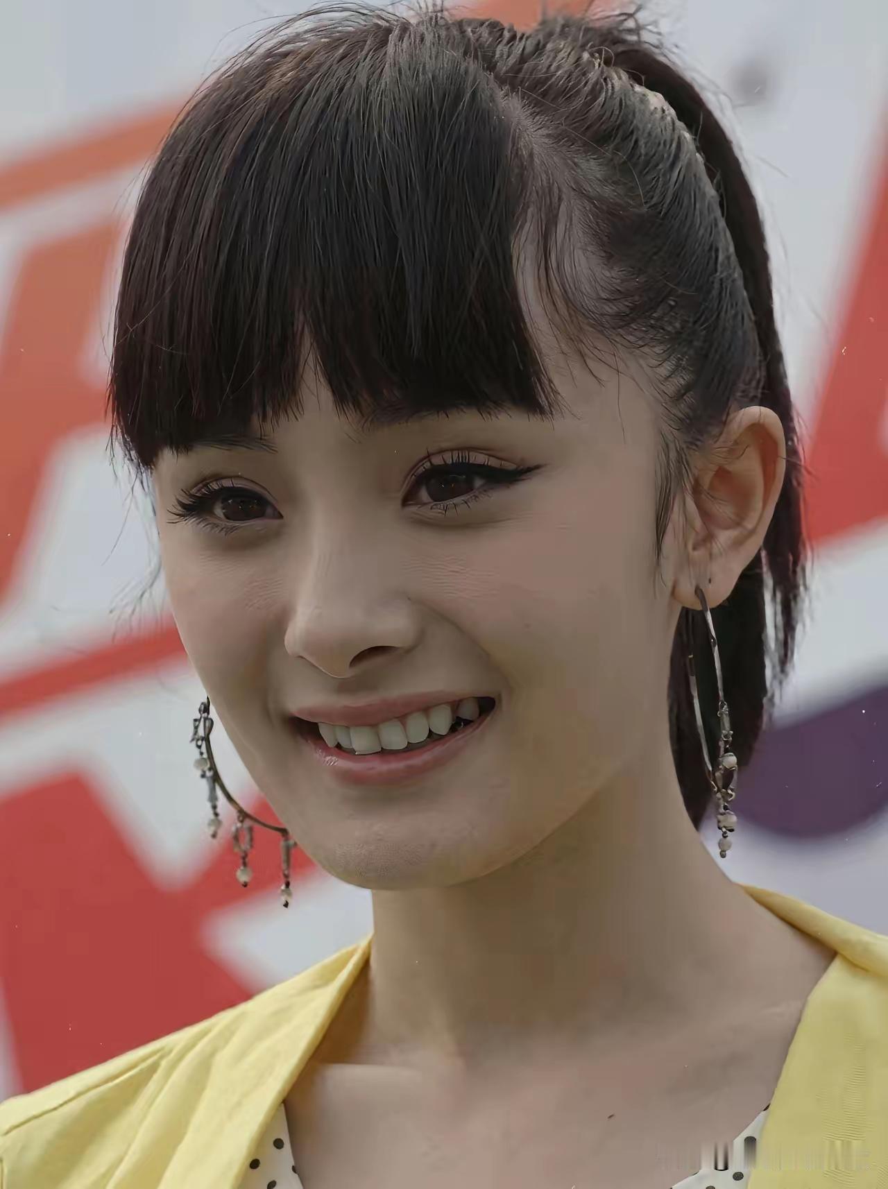 杨幂
以前谈不上美吧，当然也不丑。大方脸显得比较“土气”而已
