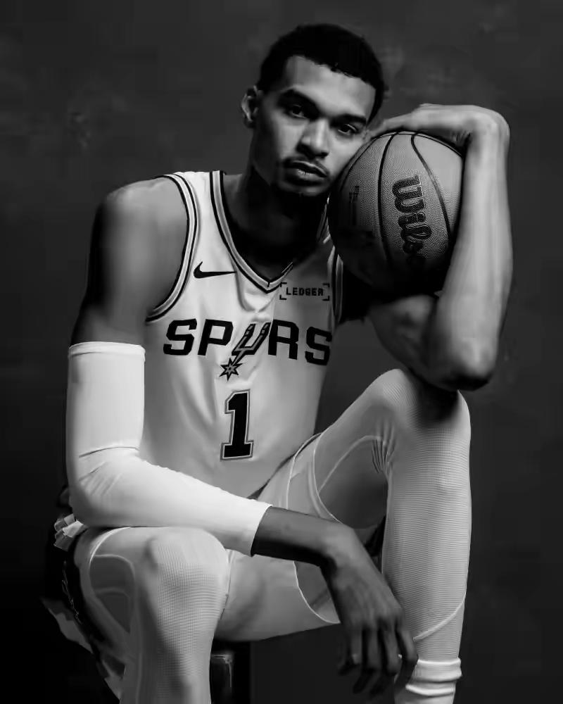 NBA官方最新一期球队实力榜
1、马刺
上周排名：第1
战绩：25胜10负
2、