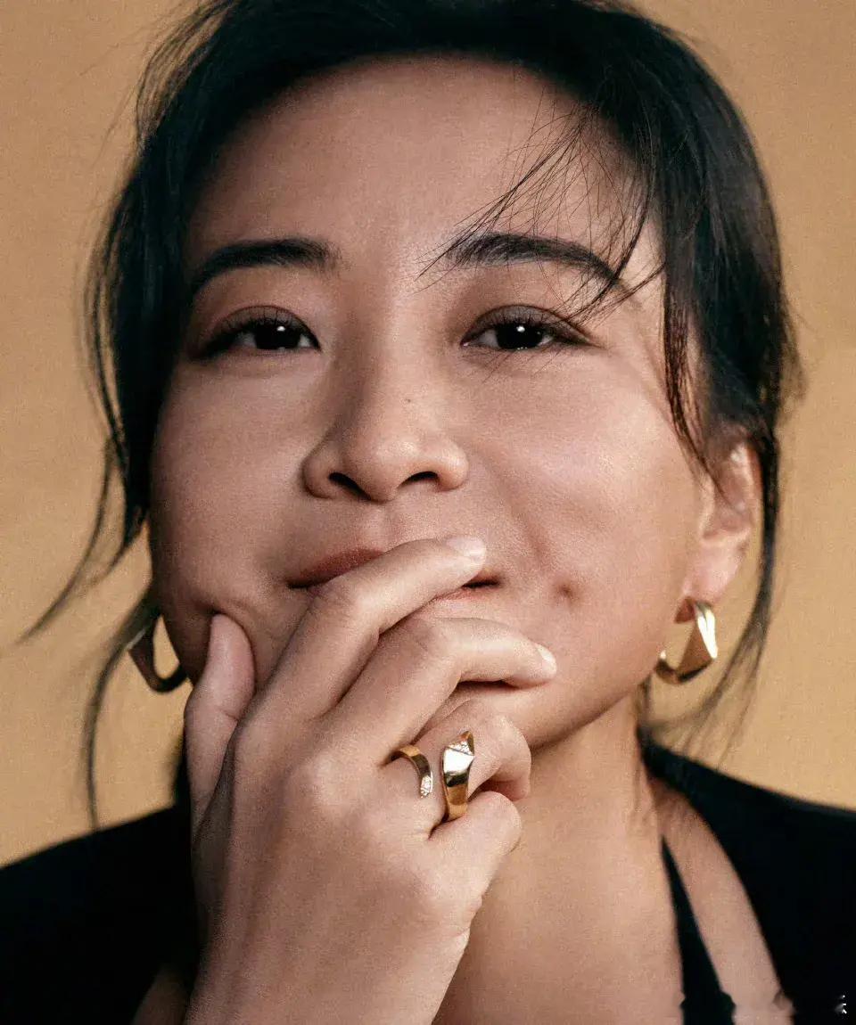 #贾玲Prada#贾玲，登上热搜！6月2日一大早，久未露面的贾玲，突然引起热议，