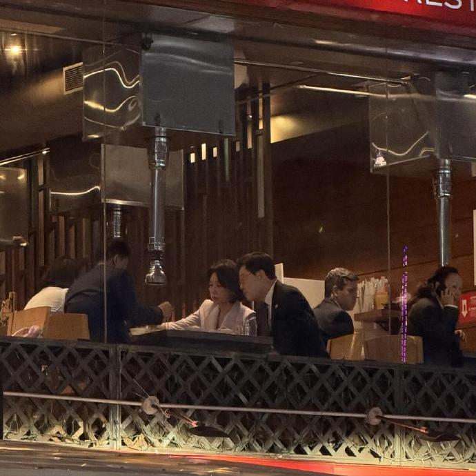 李在明携夫人金惠景在纽约一家饭店吃饭被网友偶遇！
9月21日，韩国总统李在明和夫