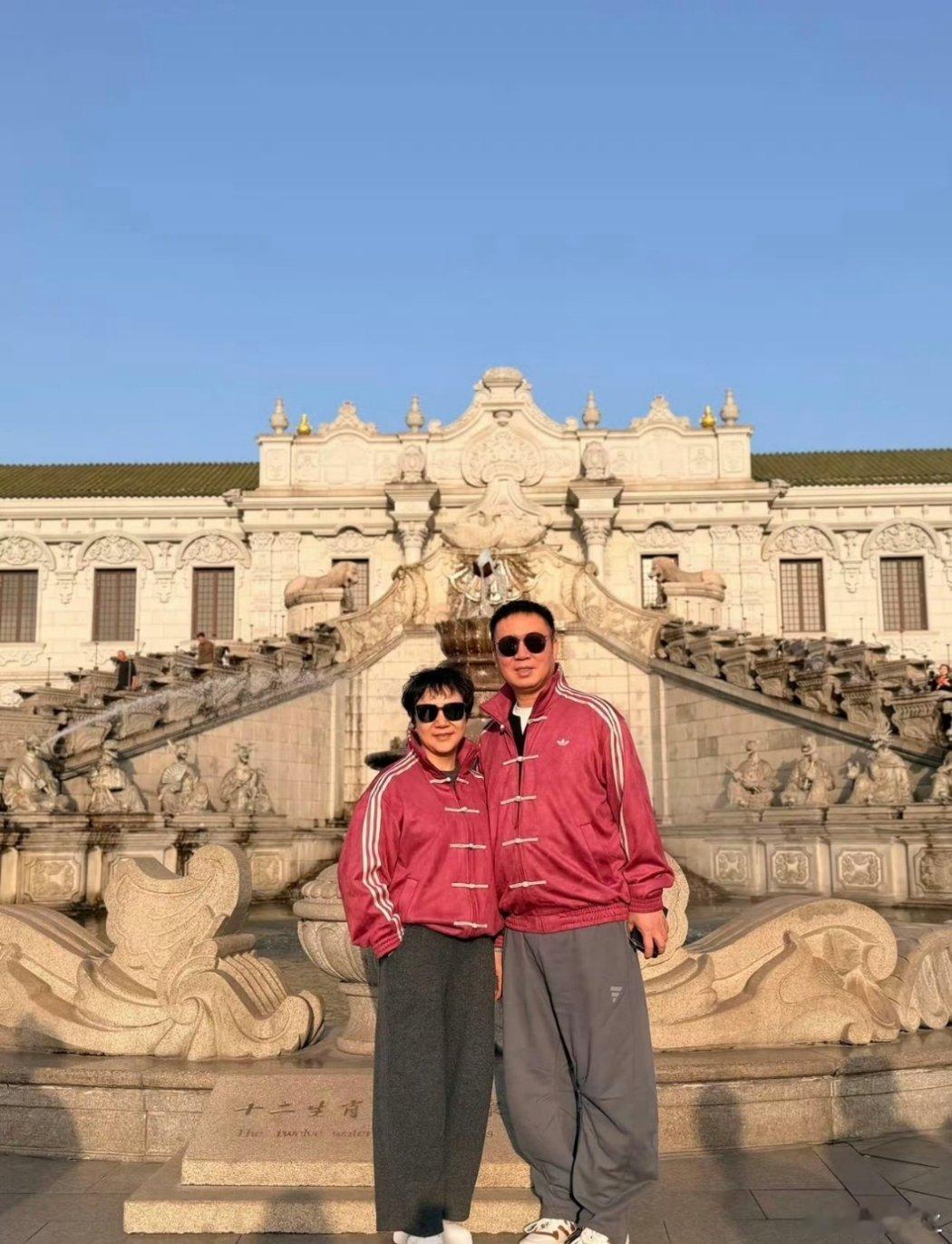 李现和杨紫父母穿同款外套 啊啊啊我磕到了！李现和杨紫爸妈穿同款，这不是偶像剧情节