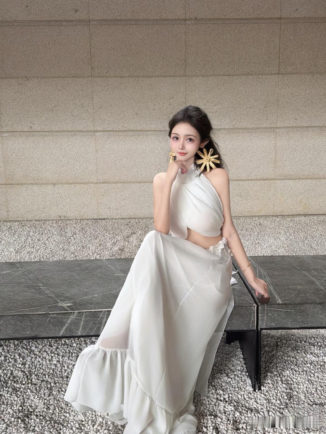 在穿搭上如何穿出高级感? 
爱意随风起
风止意难平
黄昏于落日
终究归于你
简约