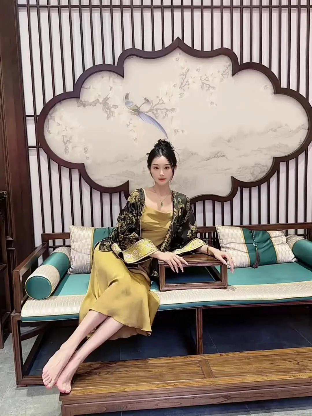 你问西湖水，偷走她的几分美