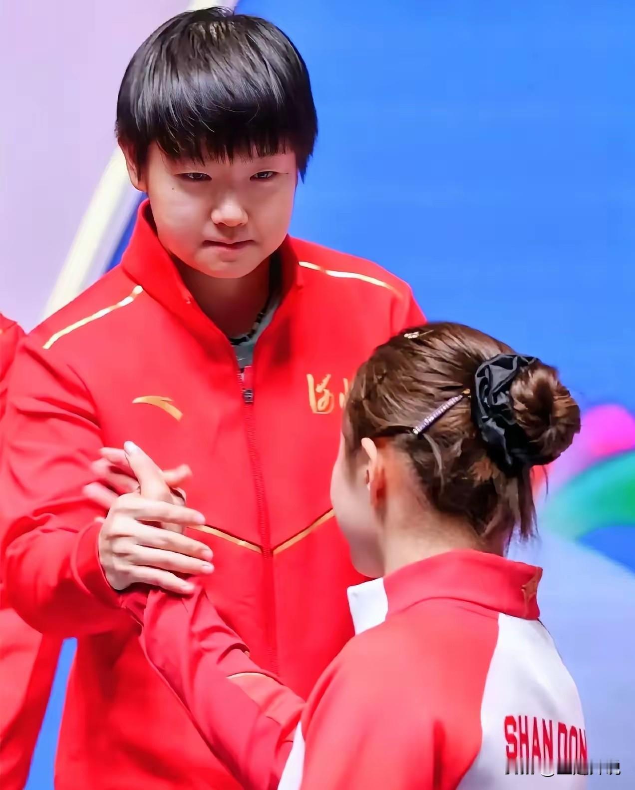 作为一名山东人，喜欢陈梦，也喜欢孙颖莎，因为他们都是国家队运动员，都在为国争光。