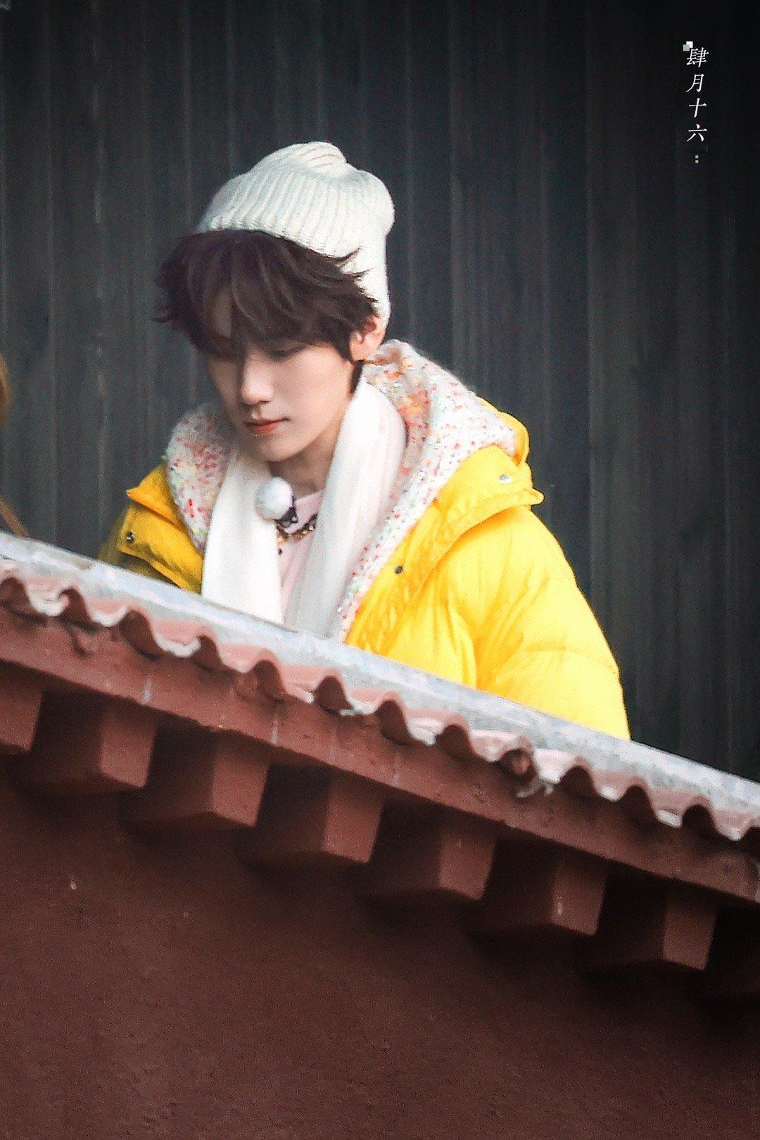 张真源跑男奶黄包look奔跑吧 被张真源的奶黄包造型可爱暴击！明晃晃的黄色在雪山