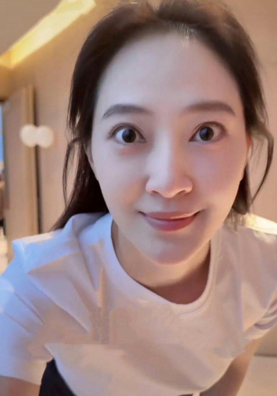 这就是聂远每月花三百万宠着的妻子秦子越，颜值真的很高。明明已是两个孩子的妈妈，状