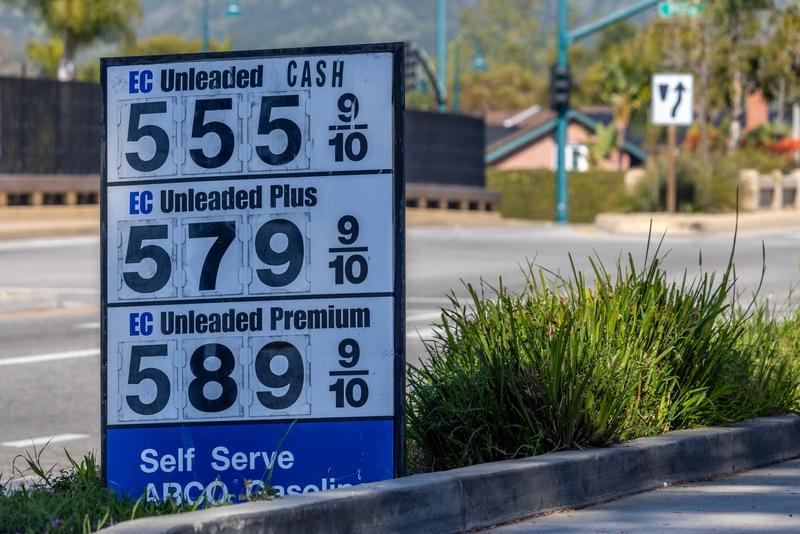 另一方面，政府还与石油生产企业密切合作，调控产量。政府会运用政策激励或施加压力等