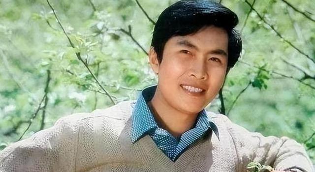 1990年除夕夜，唐国强的妻子洗完澡化完妆，用一根绳子结束了自己的生命，她留下遗