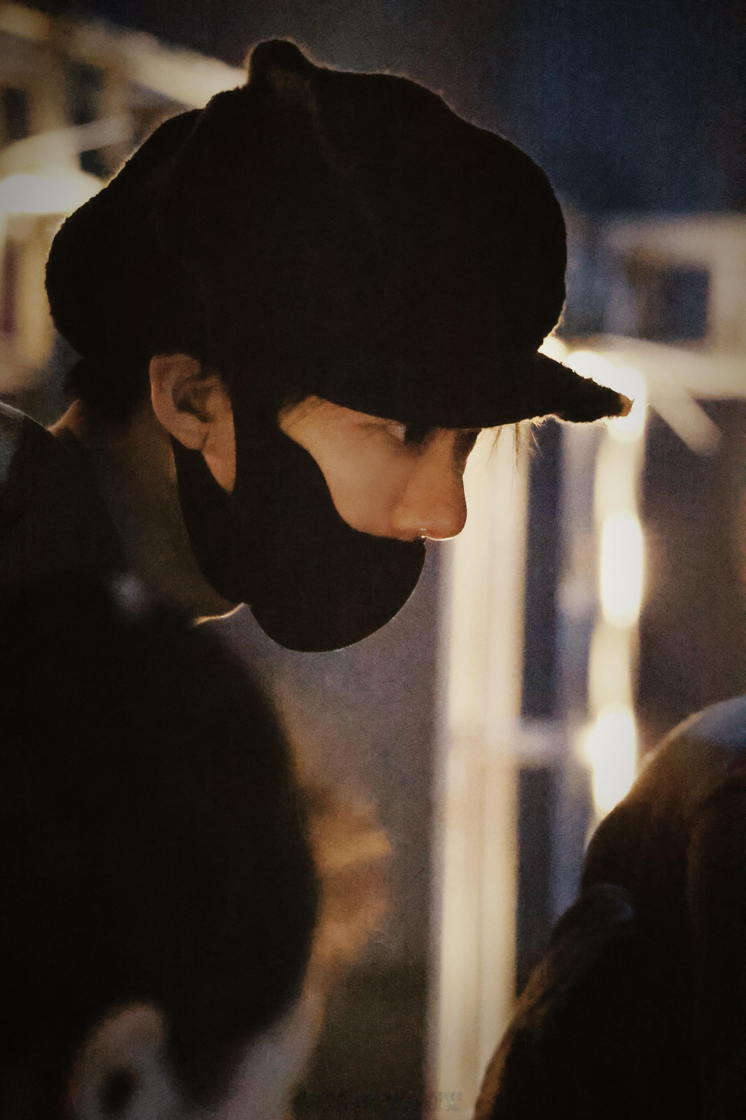 暖光揉碎在帽檐，他低头的片刻，风也放慢了脚步。  |  | 刘宇宁小贝、刘宇宁玫