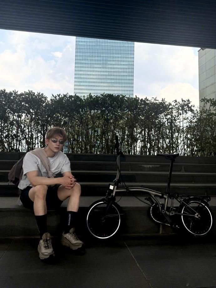白敬亭肌肉比脸都大 白敬亭运动少年plog🈶，的确是给我们带来了一波乐趣了呀，