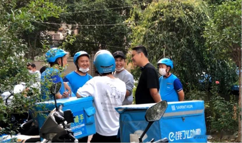从“车轮上的追梦人”到“电瓶上的自由侠”，无数县城网约车司机正在悄然转身。

在