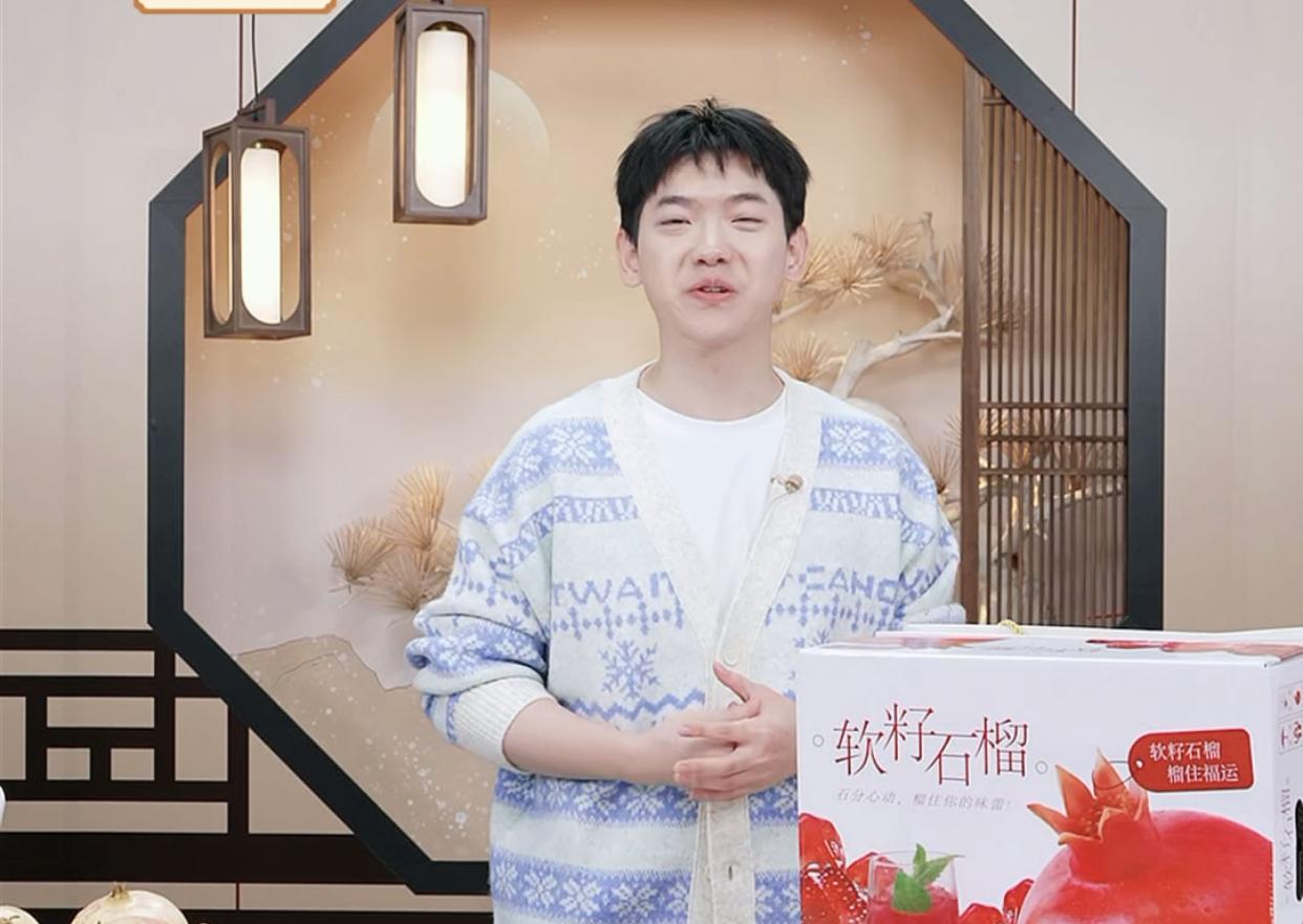 第一个把传熙叫奶熙的人
真是火眼金睛，确实越看越奶[耶]
这大中午的，孩子跟没睡