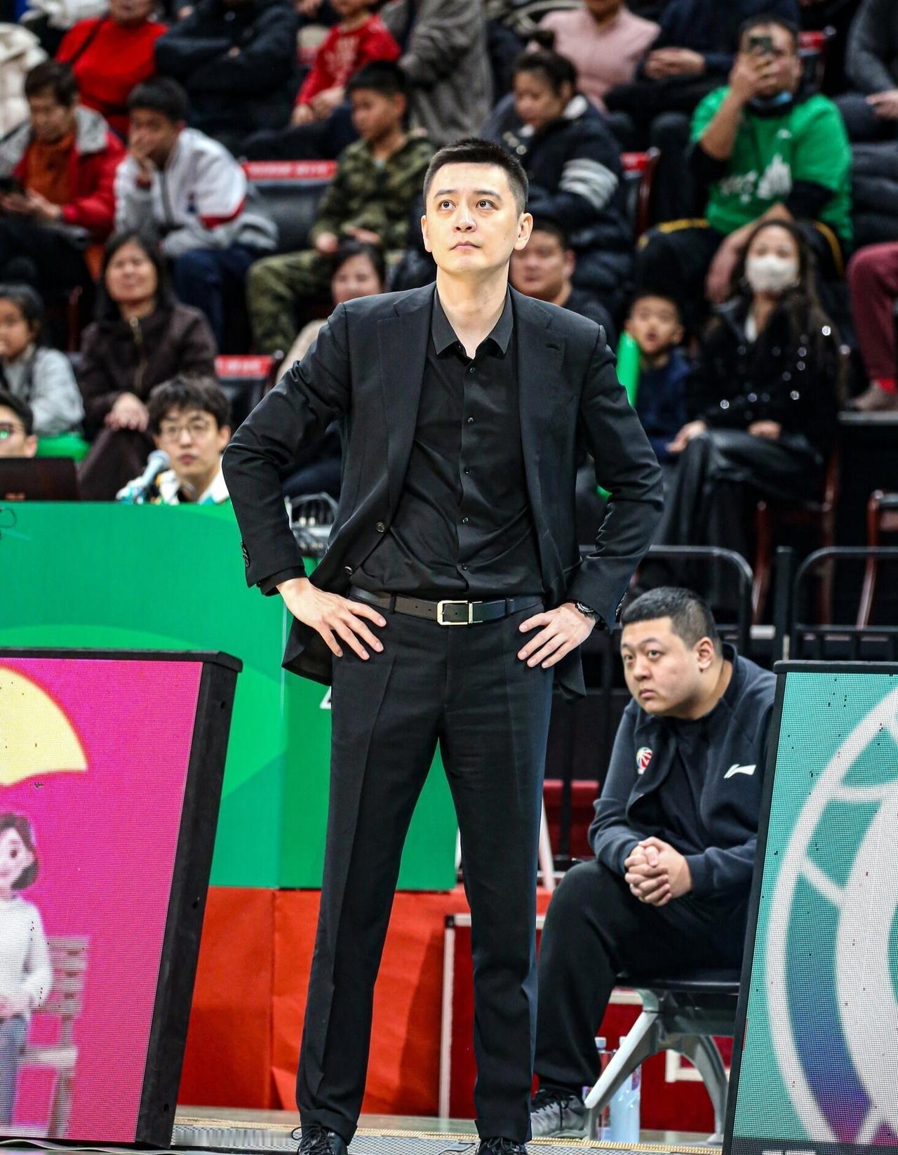 杨鸣我敬您是条汉子！CBA劲爆消息辽宁男篮主教练杨鸣主动请辞黯然下课。
辽宁客场